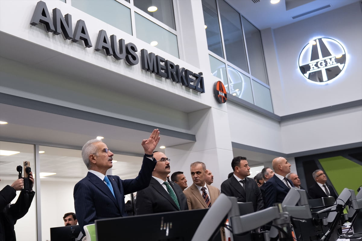 Ulaştırma ve Altyapı Bakanı Abdulkadir Uraloğlu (solda), Karayolları Genel Müdürlüğü Ana Akıllı...