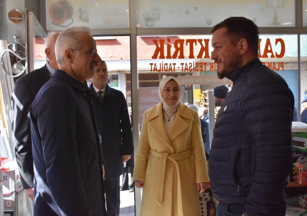 Ulaştırma ve Altyapı Bakanı Abdulkadir Uraloğlu (solda), Trabzon'un Hayrat, Dernekpazarı ve...