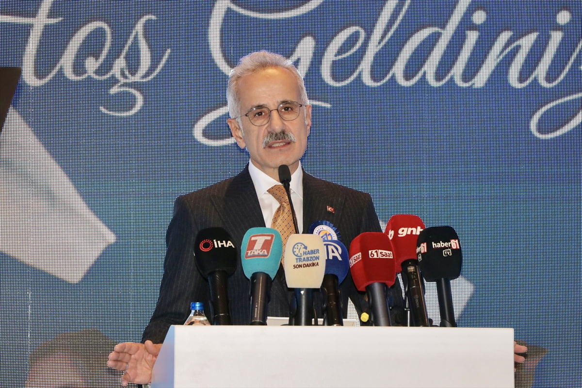 Ulaştırma ve Altyapı Bakanı Abdulkadir Uraloğlu, Trabzon'da bir otelde düzenlenen Avrasya...