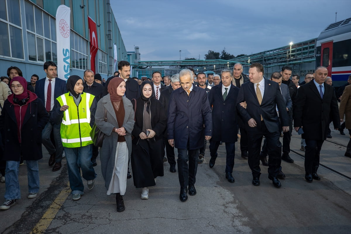 Ulaştırma ve Altyapı Bakanı Abdulkadir Uraloğlu, TÜRASAŞ Sakarya Bölge Müdürlüğü'nde düzenlenen...