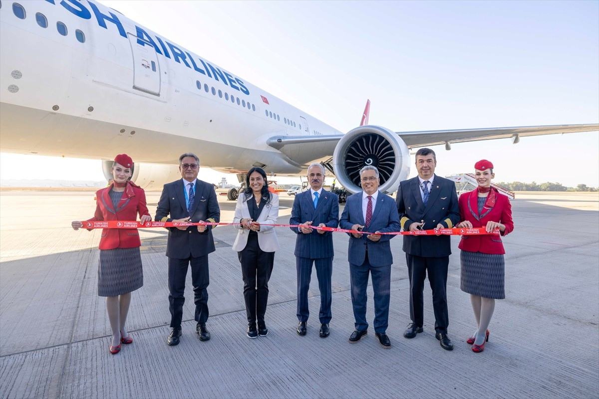 Ulaştırma ve Altyapı Bakanı Abdulkadir Uraloğlu, Türk Hava Yollarının (THY) İstanbul-Sevilla...