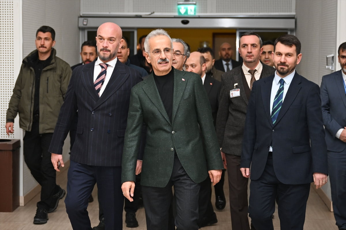 Ulaştırma ve Altyapı Bakanı Abdulkadir Uraloğlu, Türkiye Hava Trafik Kontrol Merkezi'nde yürütülen...