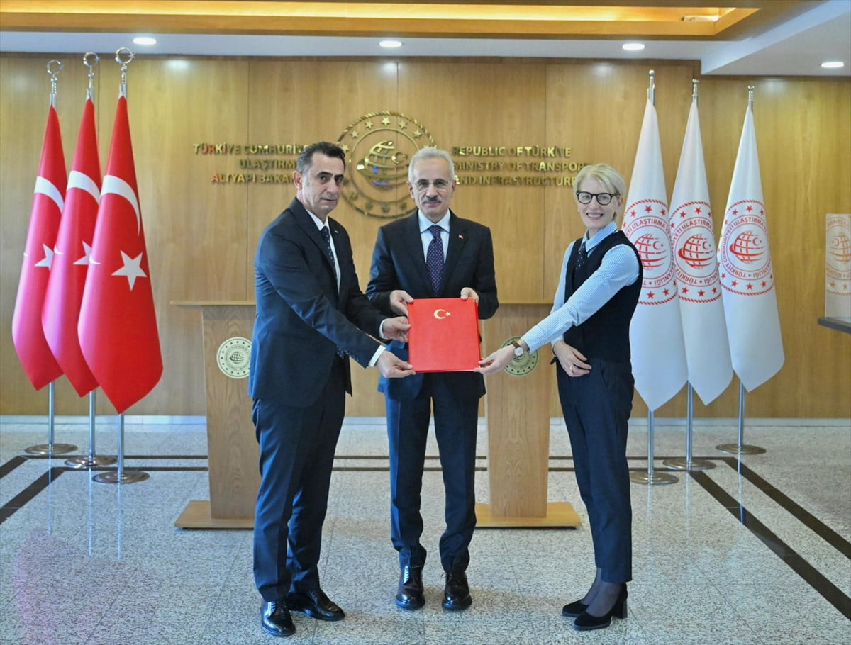 Ulaştırma ve Altyapı Bakanı Abdulkadir Uraloğlu(ortada), İngiltere ile işbirliği protokolü...