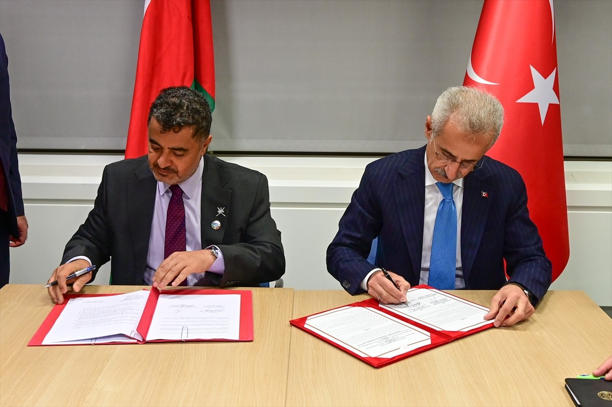 Ulaştırma ve Altyapı Bakanı Uraloğlu (sağda), Londra'da yapılan "IMO 34. Dönem Genel Kurul...