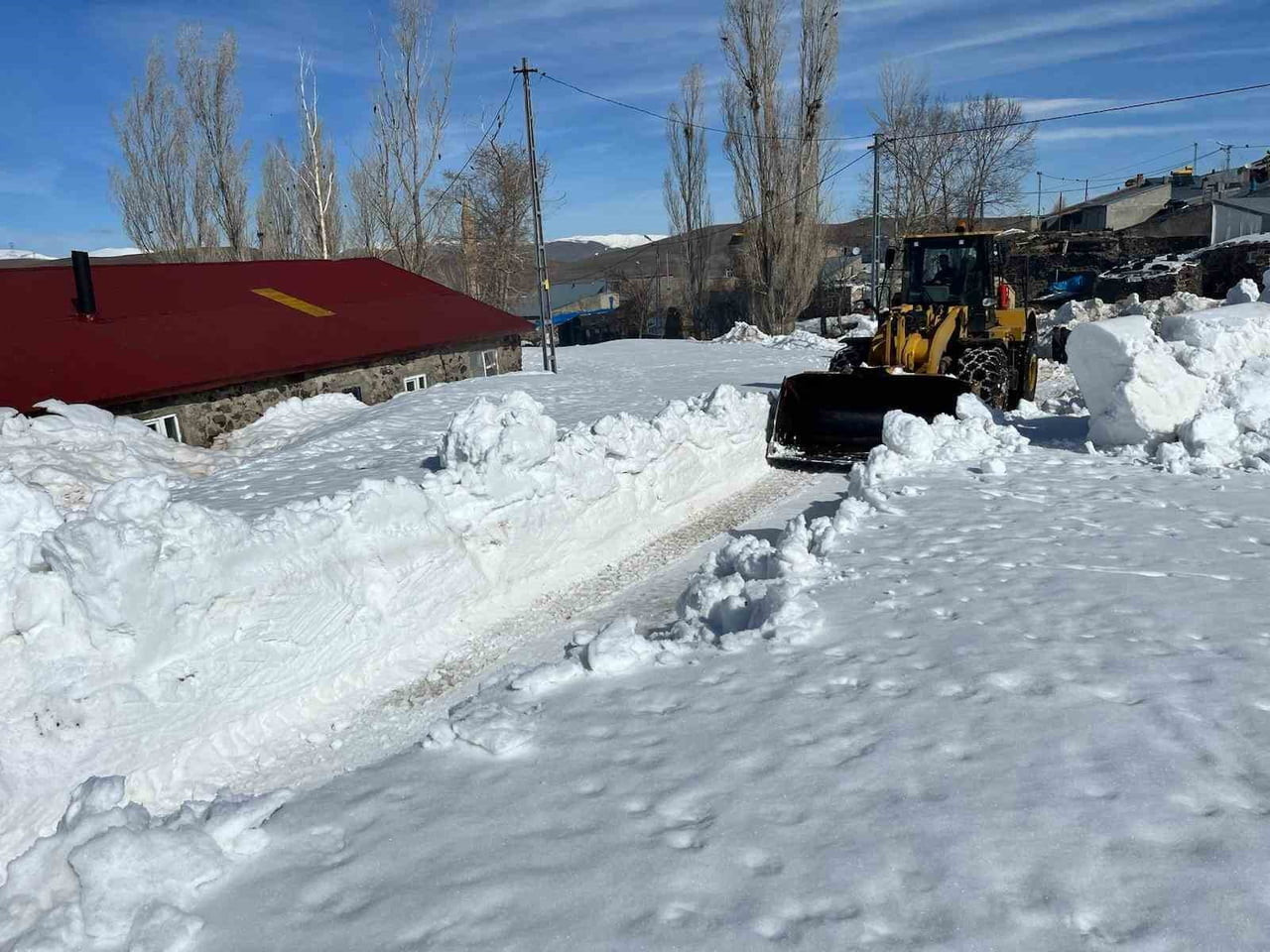 ÜLKEMİZİN BİR ÇOK YÖRESİNDE BAHAR AYLARI YAŞANIRKEN, ERZURUM’UN KIRSAL KESİMLERİNDE YER YER İKİ...