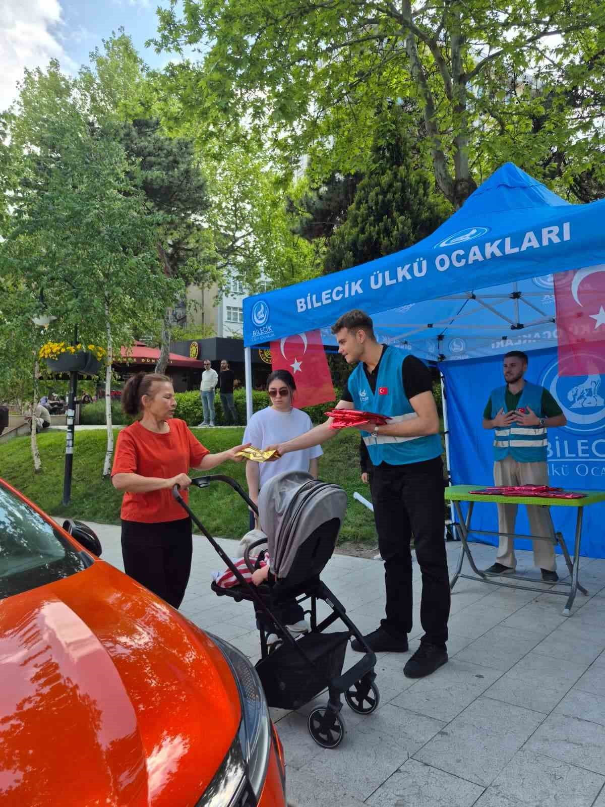 ÜLKÜ OCAKLARI’NDAN ANNELER GÜNÜ’NDE KADINLARA HEDİYE