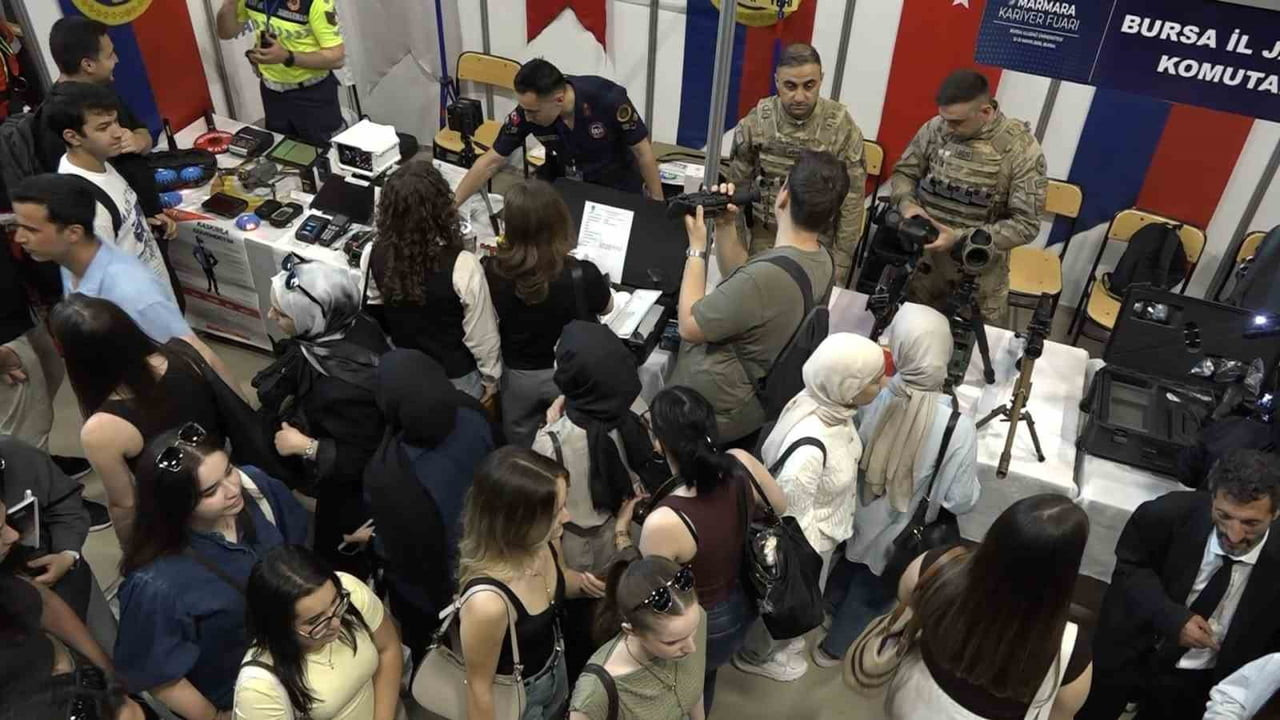 ULUDAĞ KARİYER FUARI’NDA JANDARMA RÜZGARI ÖĞRENCİLER STANDIN ÖNÜNDEN AYRILMADI