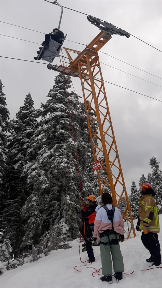 Uludağ'da arızalanan telesiyejde mahsur kalan vatandaşların kurtarılması için çalışma...