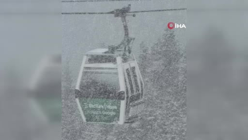 Uludağ'da lapa lapa kar yağdı