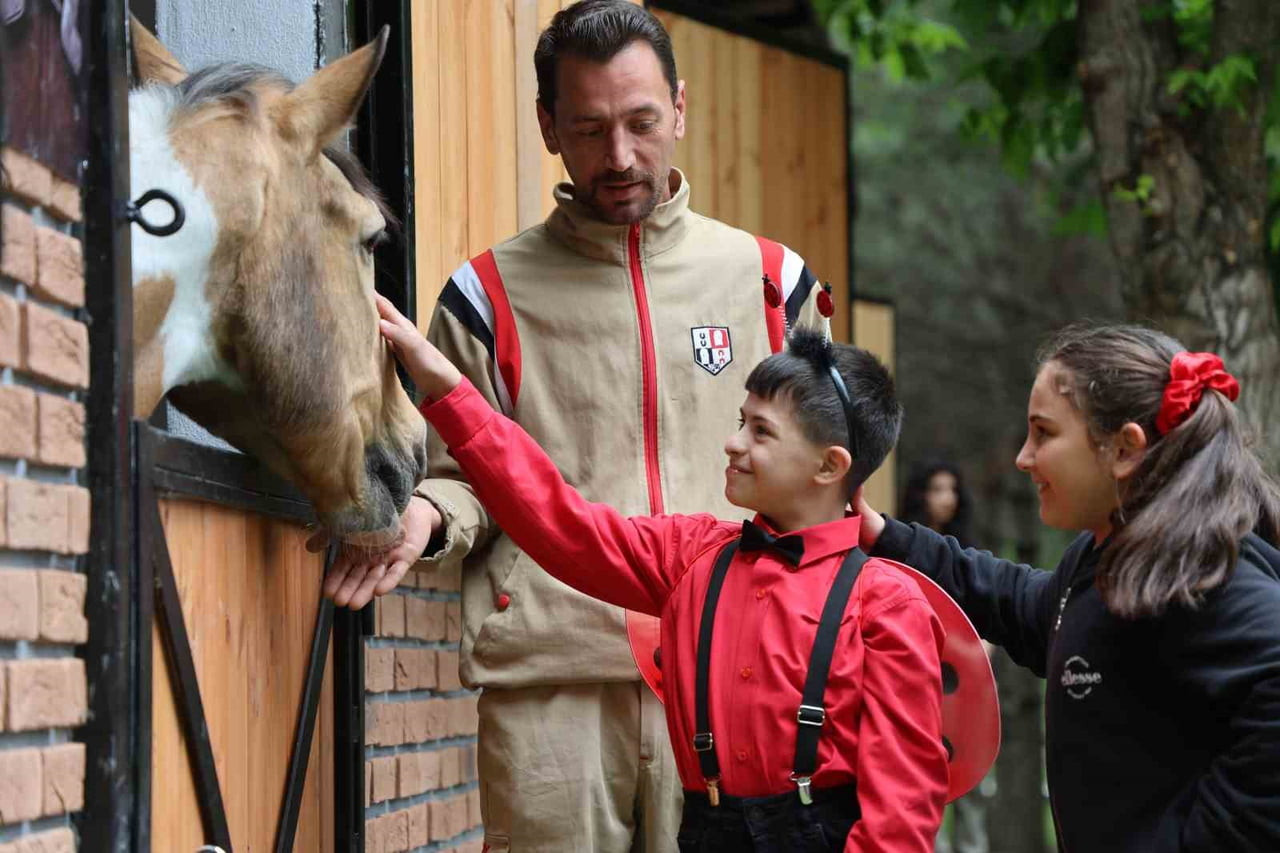 ULUSAL KADIN VE AİLE SEMPOZYUMU KATILIMCILARI, ÖZEL GEREKSİNİMLİ ÇOCUKLAR VE AİLELERİYLE BİRLİKTE...