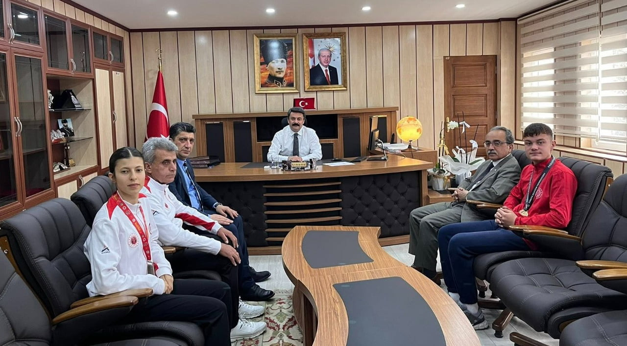 ULUSAL VE ULUSLARARASI ARENADA ELDE ETTİKLERİ BAŞARILARLA DİKKAT ÇEKEN BESNİLİ SPORCULAR, KAYMAKAM...