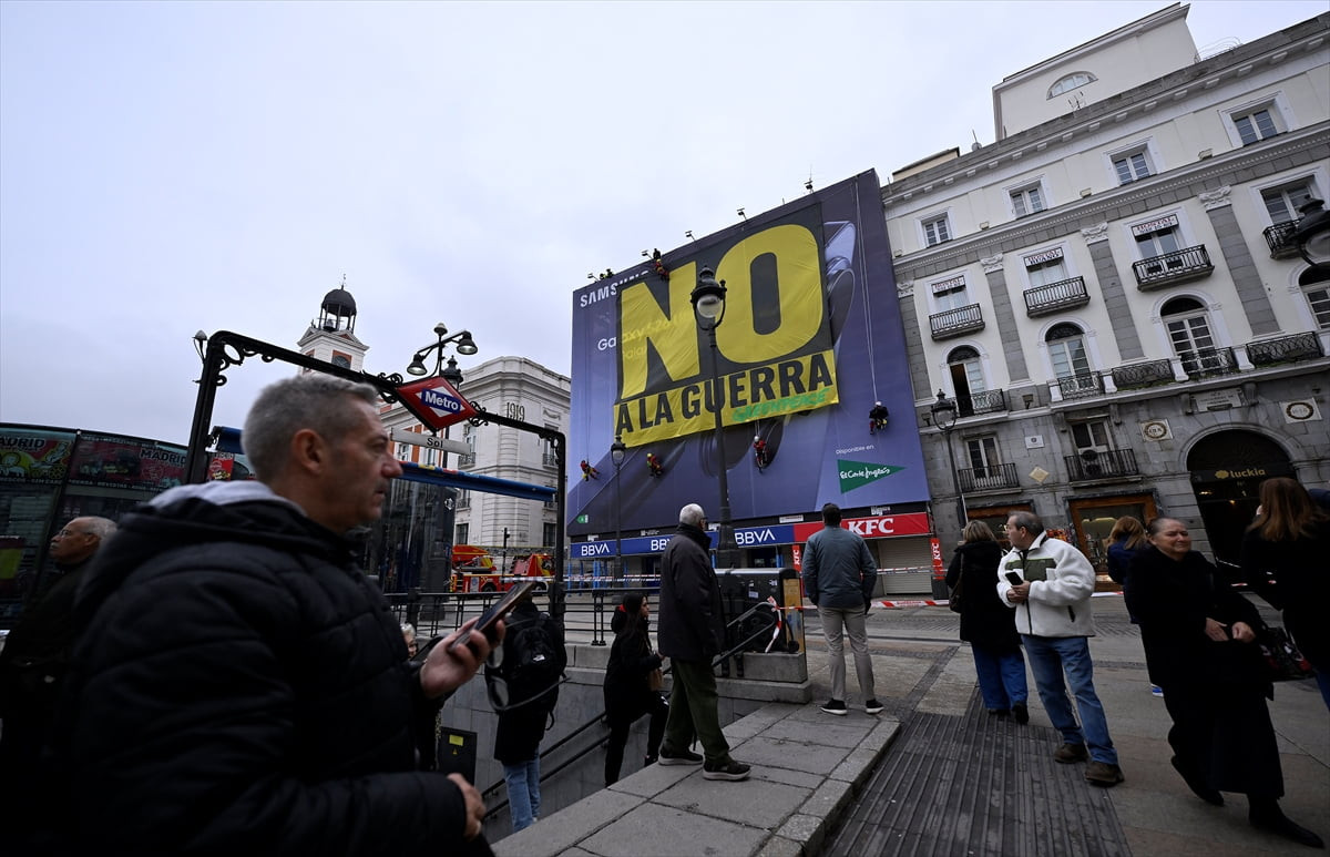 Uluslararası çevre örgütü Greenpeace, İspanya'nın başkenti Madrid'in merkezindeki Sol Meydanı'nda...