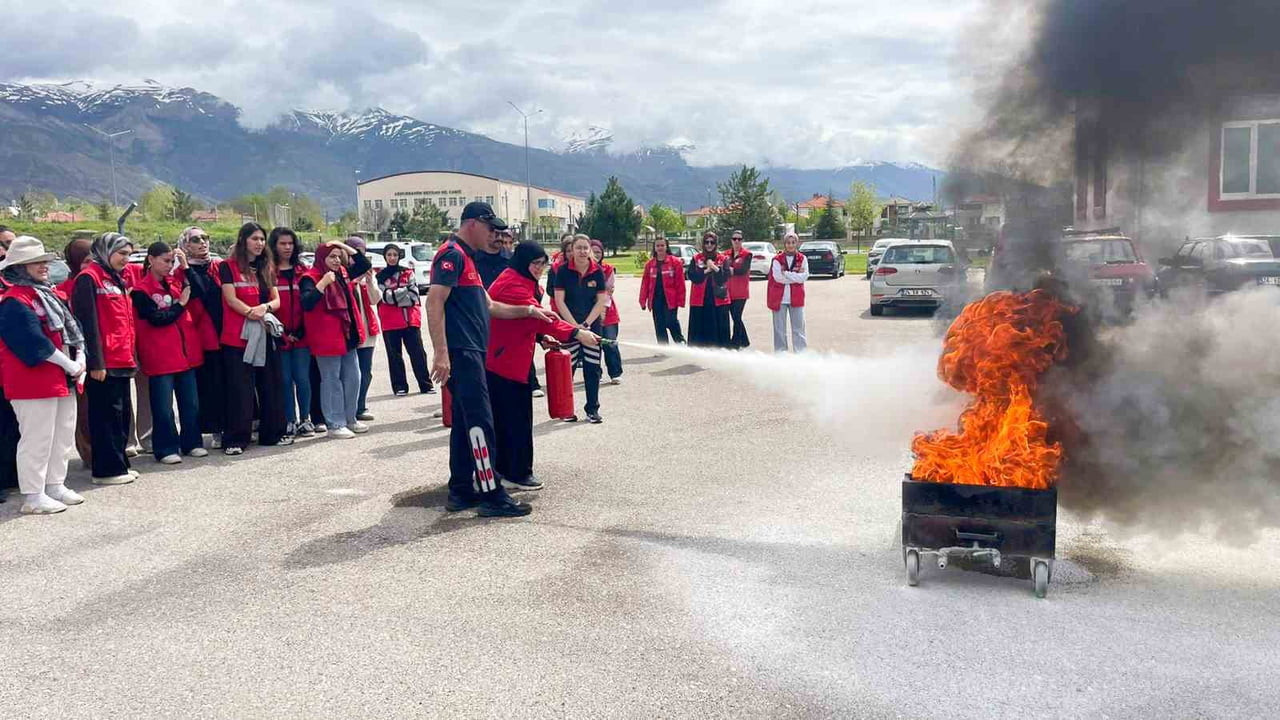 ULUSLARARASI DAMLA GÖNÜLLÜLERİNE YANGIN EĞİTİMİ VERİLDİ