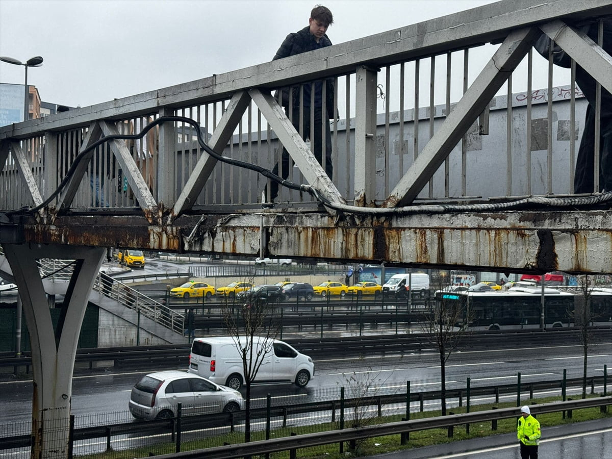 Uluslararası İlişkiler Bölümü son sınıf öğrencisi Onur Tamar'ın aracının tavanına ve camına...