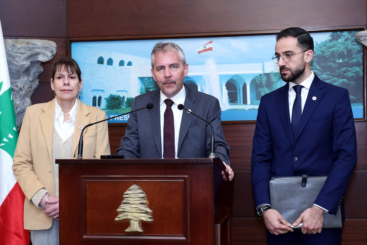 Uluslararası Kızılhaç Komitesi (ICRC) Yakın ve Orta Doğu Bölge Direktörü Nicolas Von Arx (ortada)...