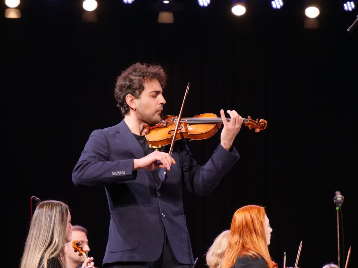 Uluslararası ödüllü keman virtüözü Elvin Hoxha Ganiyev, Arnavutluk Radyo Televizyon (RTSH) Senfoni...