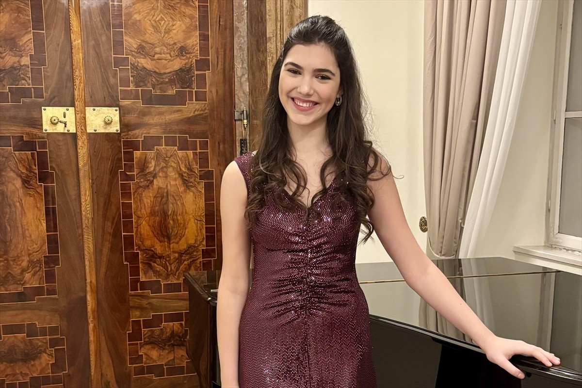 Uluslararası sahnelerde Türkiye'yi müziğiyle temsil eden genç piyanist İlyun Bürkev, bu ayki...