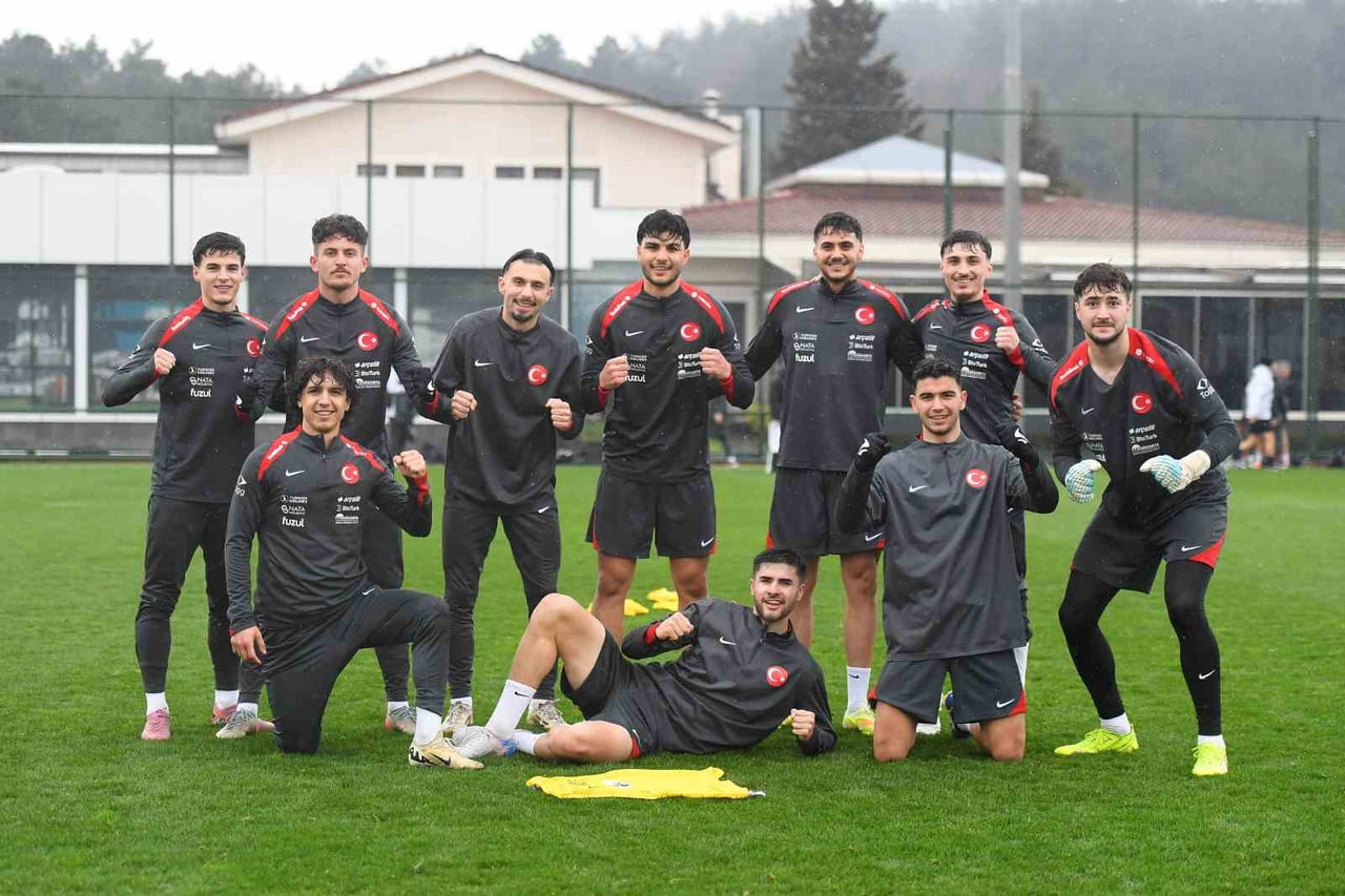 ÜMİT MİLLİ TAKIM, HAZIRLIKLARINI YAĞMUR ALTINDA SÜRDÜRDÜ