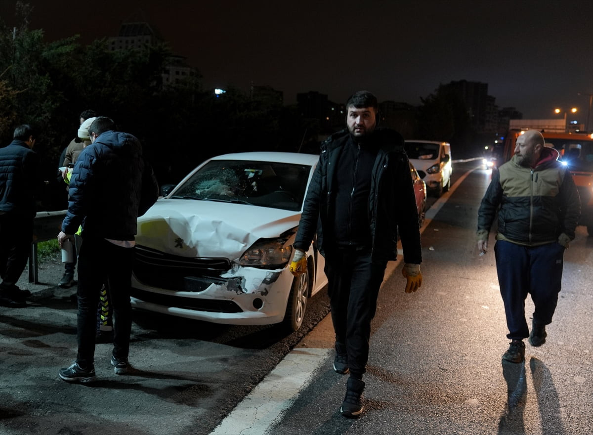 Ümraniye'de 8 aracın karıştığı zincirleme trafik kazası ulaşımın aksamasına neden oldu. Çevrede...