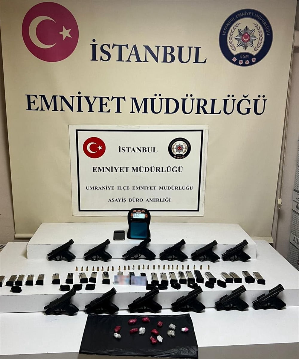 Ümraniye'de, düzenlenen operasyonda evinde ruhsatsız silahlar ve uyuşturucu bulunduğu iddiasıyla...