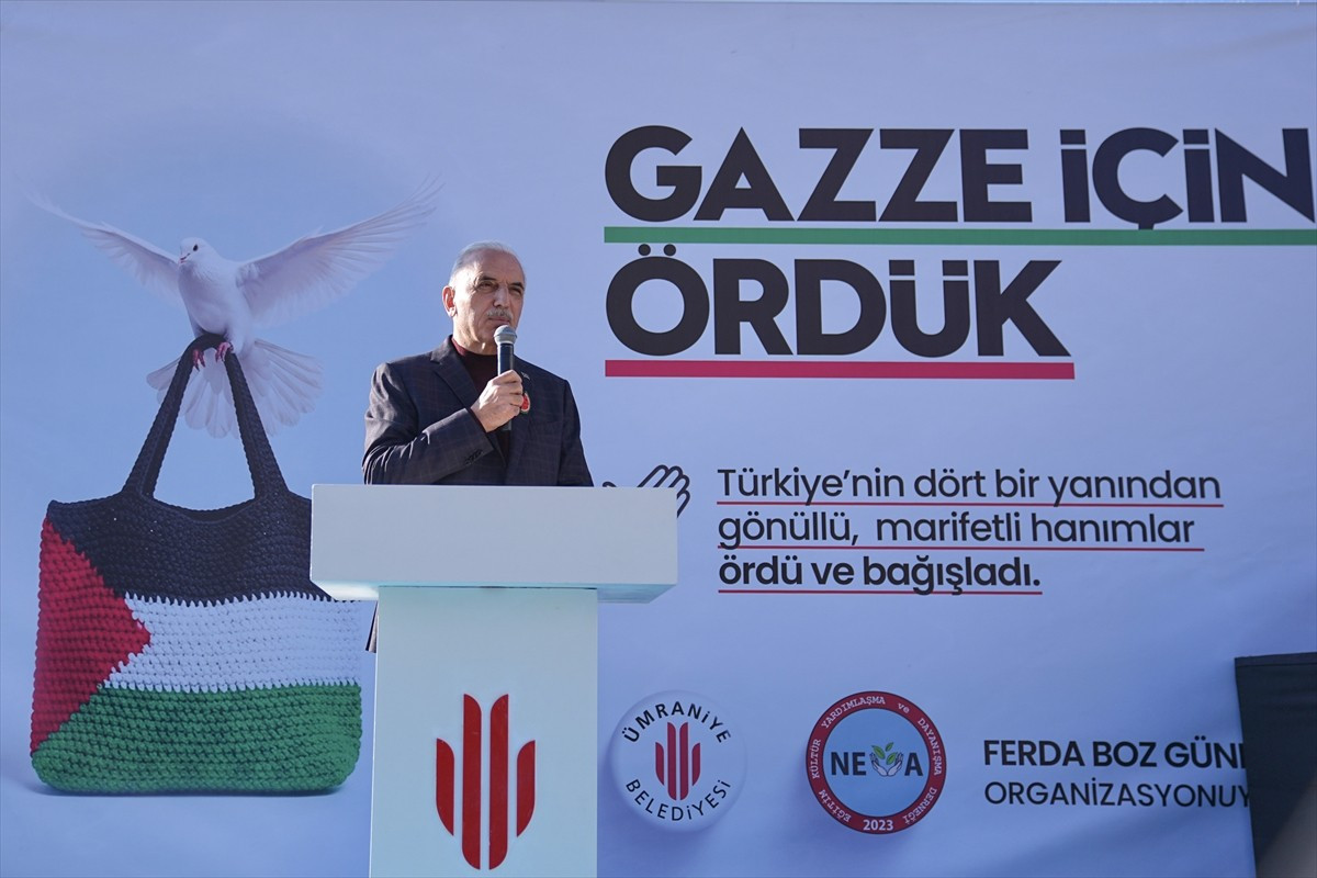 Ümraniye'de düzenlenen "Gazze İçin Ördük" kermesinde, gönüllü kadınların hazırladığı el işi...