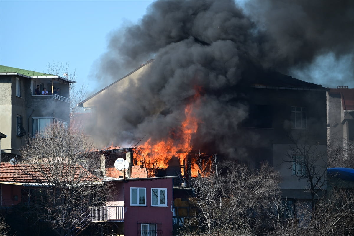 Ümraniye'de gecekondunun bahçesinde çıkan ve yanındaki 2 katlı evin çatısına sıçrayan yangın...