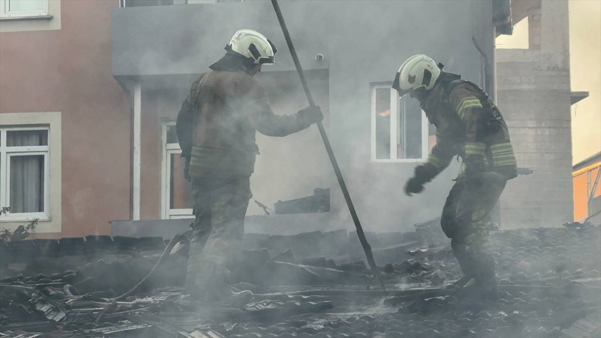 Ümraniye'de iş yeri deposunda çıkan yangın itfaiye ekiplerince söndürüldü.