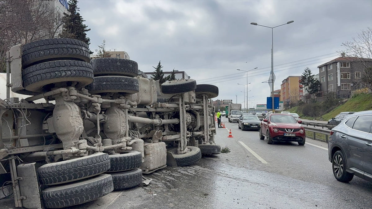 Ümraniye'de otoyolda devrilen beton mikserinin sürücüsü, sıkıştığı yerden kurtarılarak hastaneye...