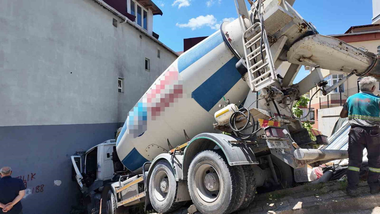 ÜMRANİYE'DE YOKUŞ AŞAĞI SEYİR HALİNDE BULUNAN BETON MİKSERİ, ŞOFÖRÜNÜN DİREKSİYON HAKİMİYETİNİ...