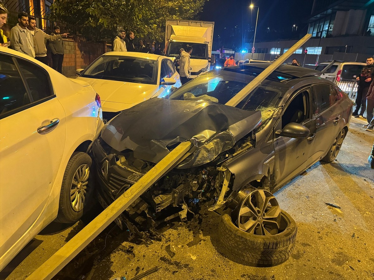 Ümraniye'de yön levhasına çarpan otomobilin sürücüsü yaralandı. Kontrolden çıkan otomobil, park...