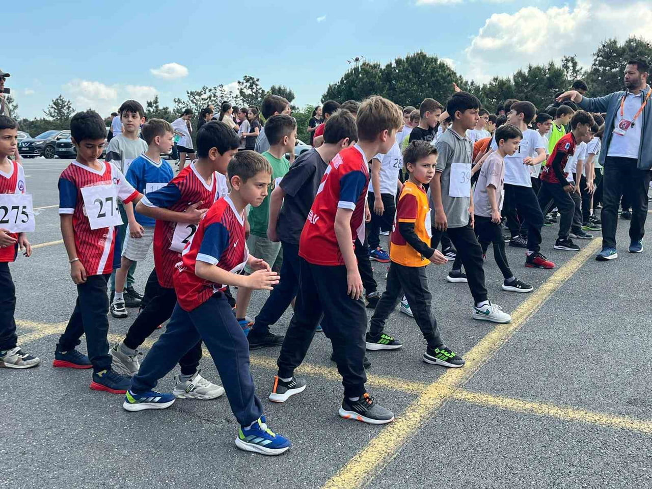 ÜMRANİYE’DE GERÇEKLEŞTİRİLEN KROS YARIŞLARINDA İLKOKUL, ORTAOKUL VE LİSE ÖĞRENCİLERİ PARKURDA TER...