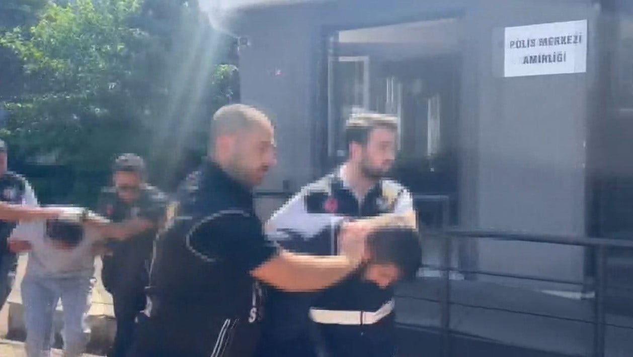 ÜMRANİYE’DE SAHTE PLAKALI ÇALINTI MOTOSİKLET VE RUHSATSIZ SİLAHLA YAKALANAN 2 ŞÜPHELİ...
