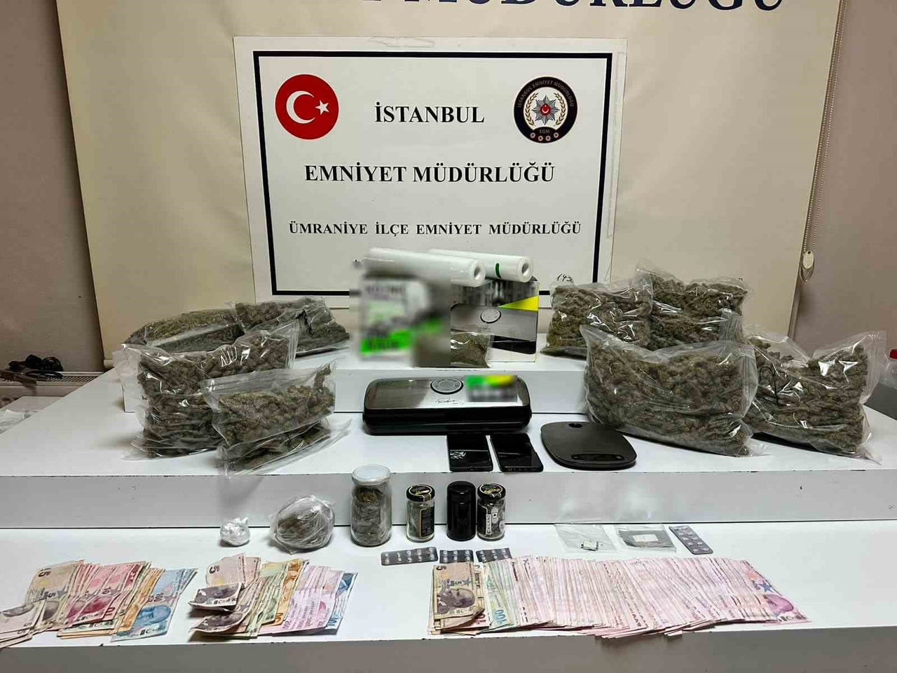 ÜMRANİYE’DE UYUŞTURUCU TİCARETİ YAPAN ŞAHISLARA YÖNELİK DÜZENLENEN OPERASYONDA "ZULA EVİ" OLARAK...