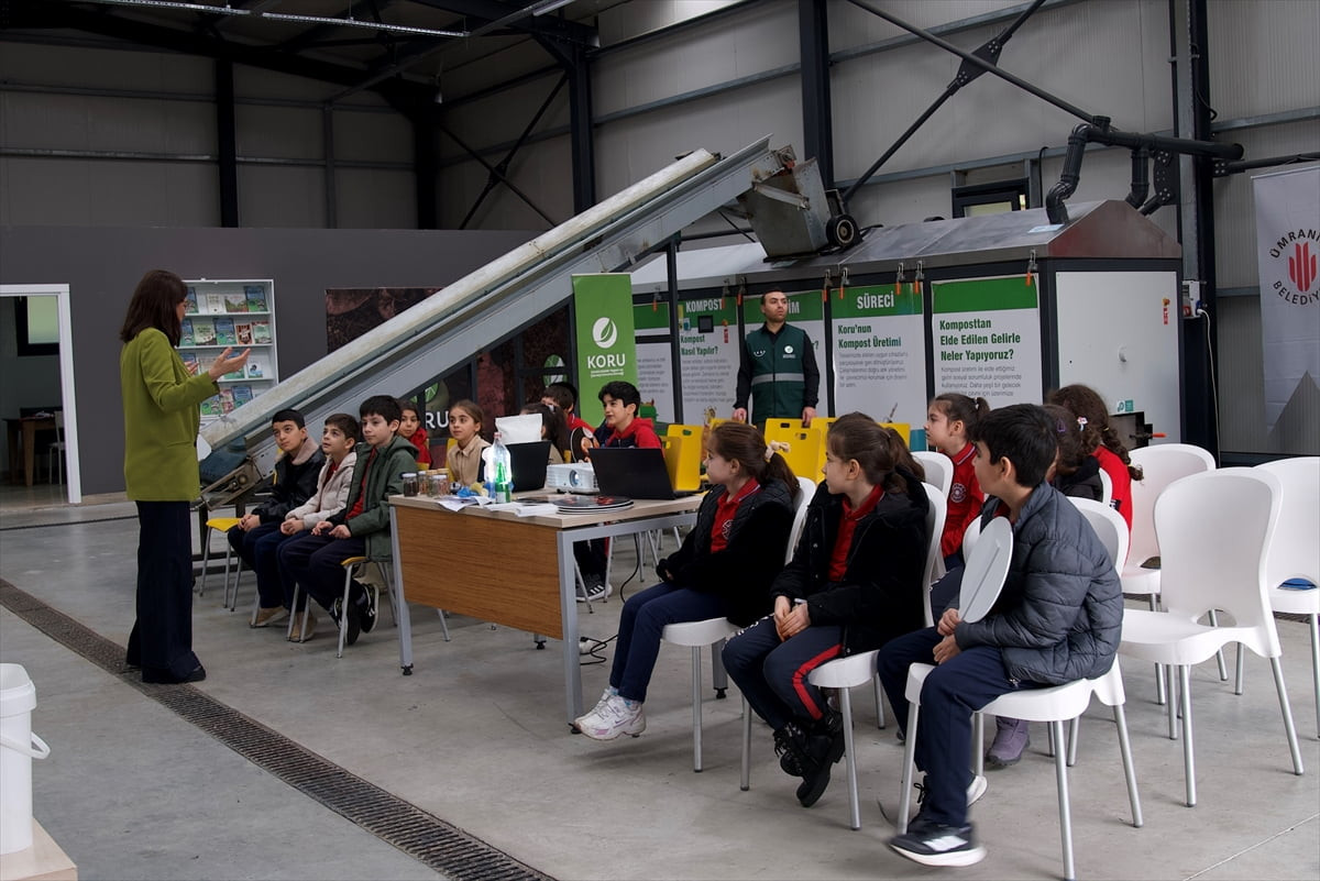 Ümraniye’de yaklaşık iki yılda 100 tonu aşkın organik atığın komposta dönüştürüldüğü tesiste...