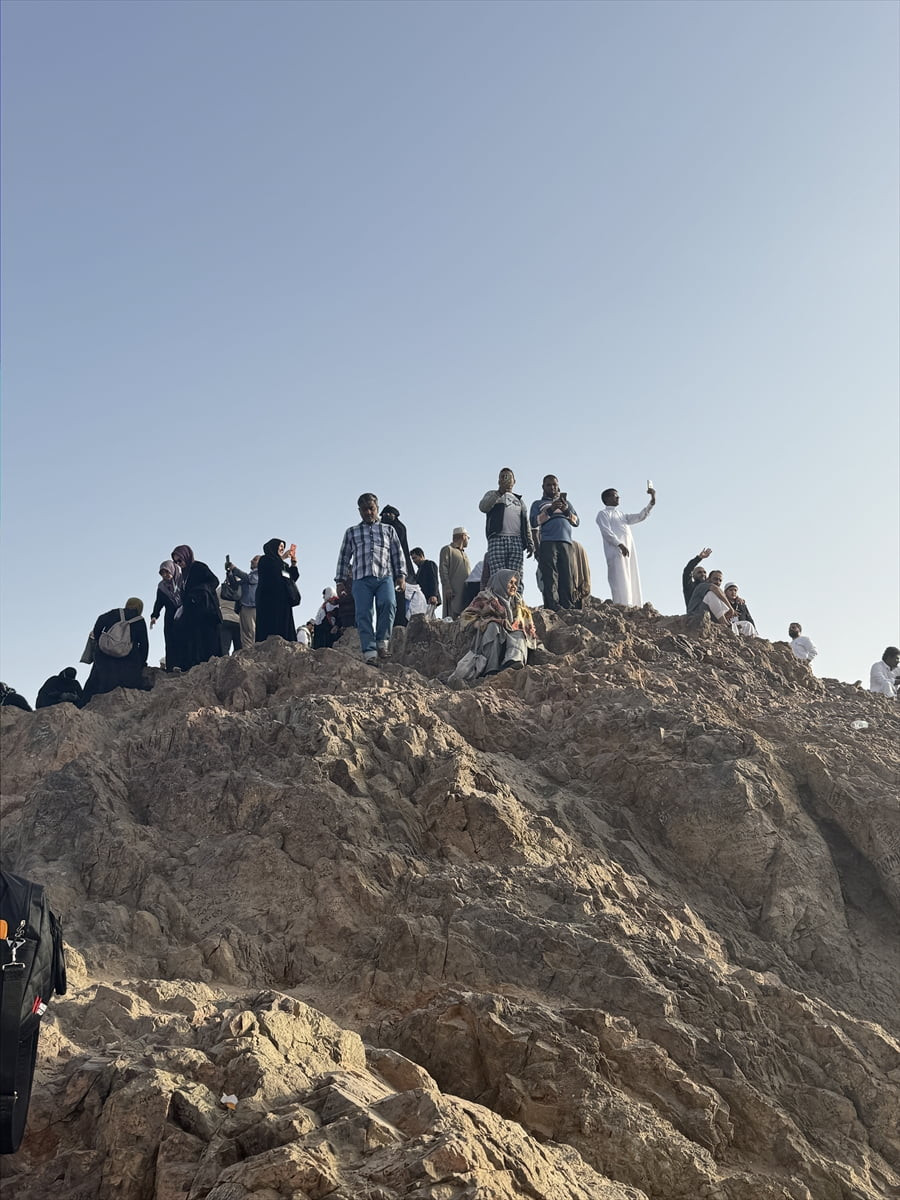 Umre ibadeti için dünyanın dört bir tarafından Medine’ye gelen Müslümanlar, Uhud Dağı, Uhud...