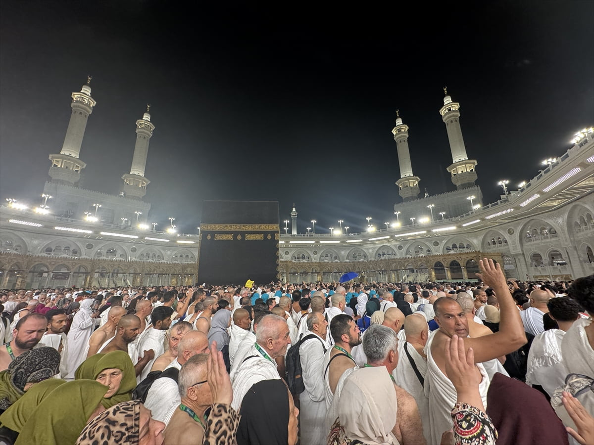 Umre için dünyanın dört bir yanından Mekke'ye gelen Müslümanlar, Kabe'yi tavaf ederek ibadetlerini...