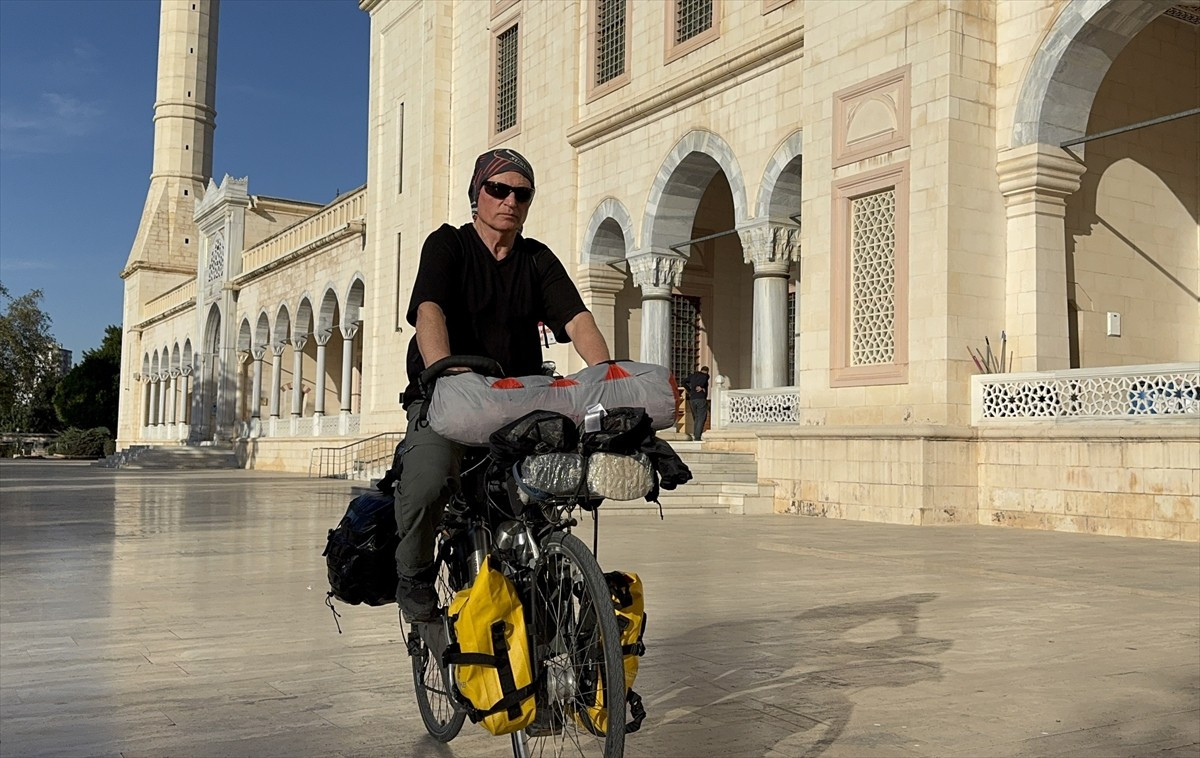 Umreye gitmek için 10 gün önce Balıkesir'den bisikletiyle yola çıkan 68 yaşındaki Fahrettin Şener...