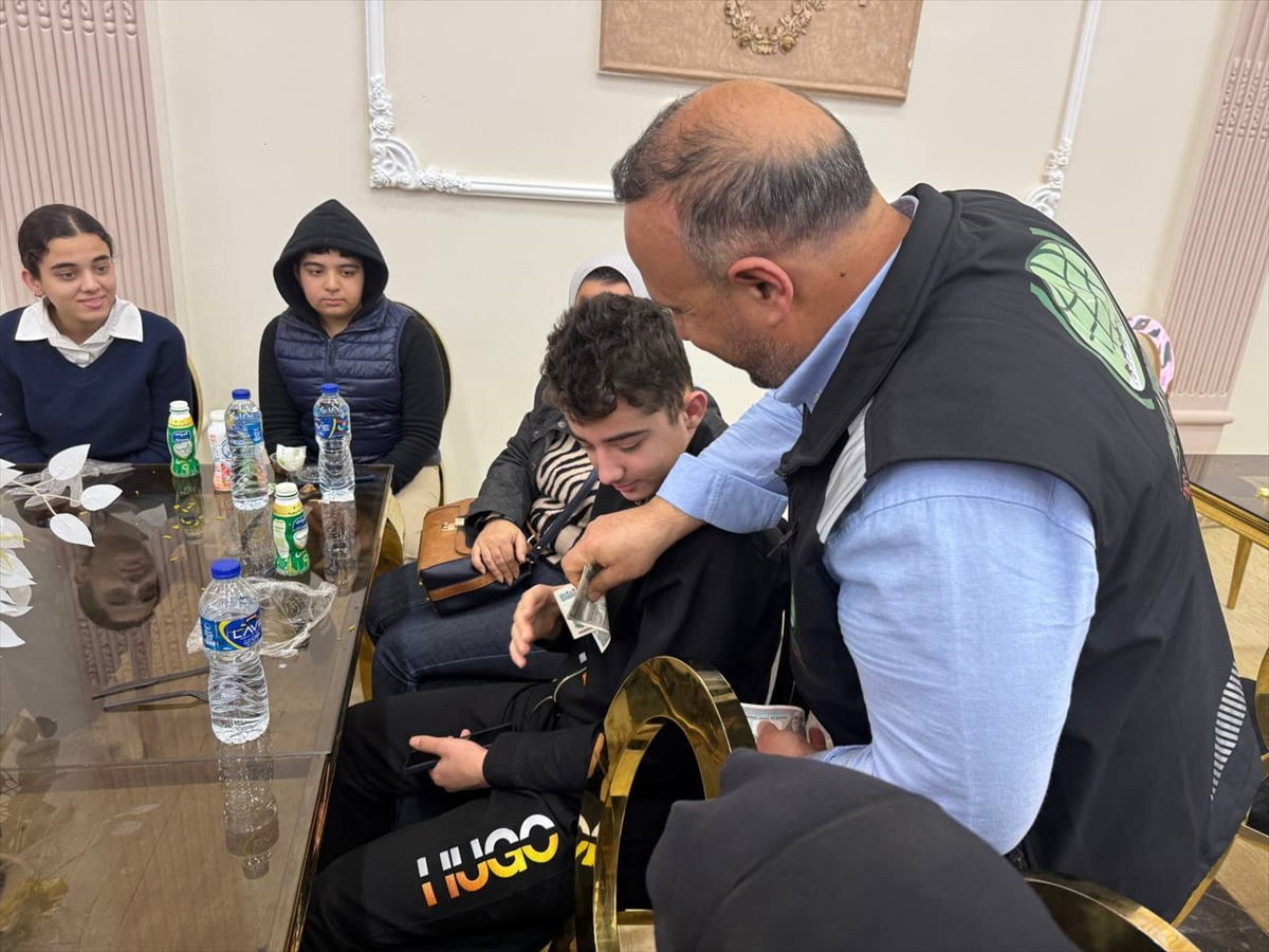Umut Kervanı İnsani Yardım Vakfı, İsrail'in saldırılarında yaralanarak engelli kalan ve Kahire'ye...