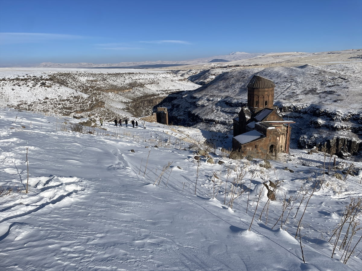 UNESCO Dünya Miras Listesi'nde yer alan Kars'taki Ani Ören Yeri, son günlerde etkili olan kar...