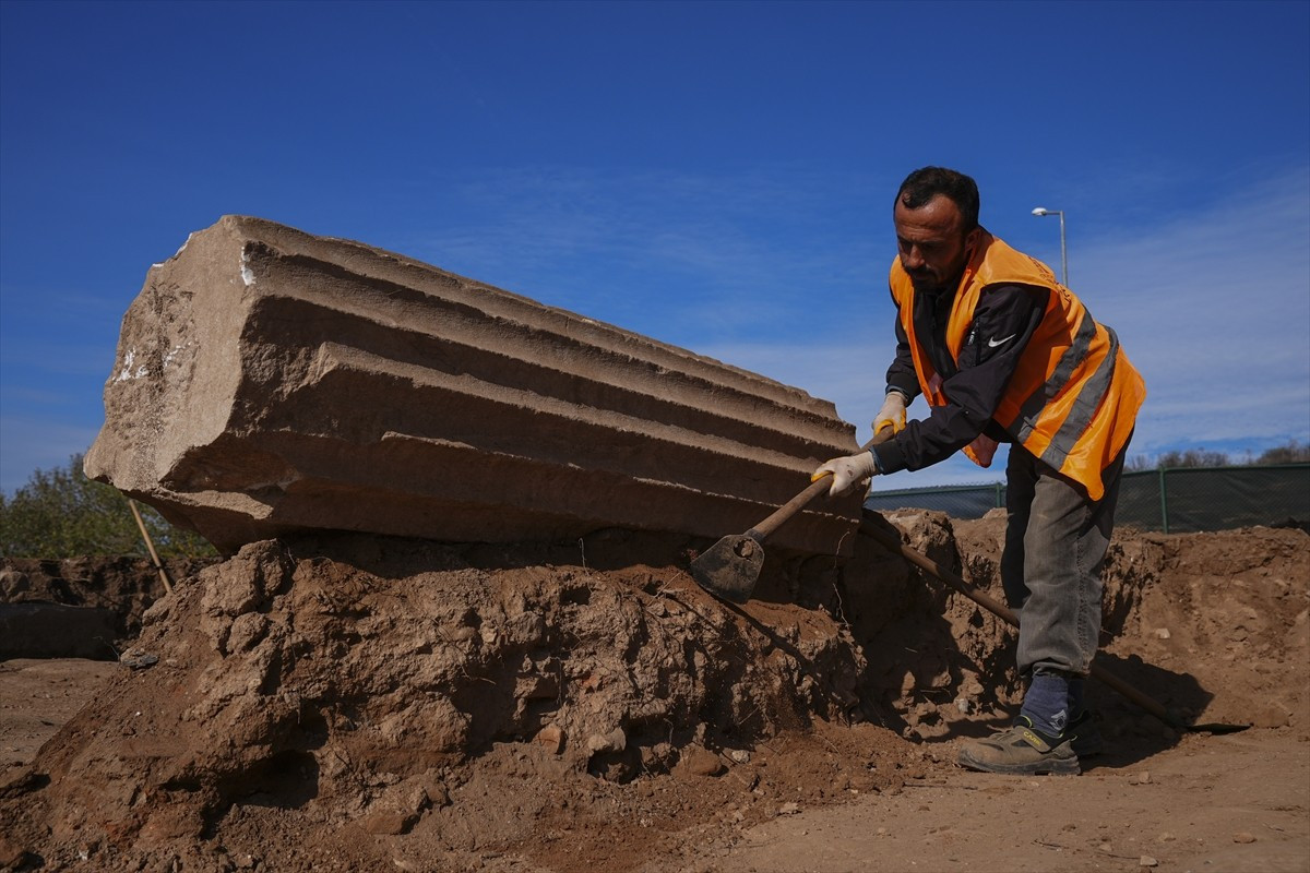 UNESCO Dünya Miras Listesi'ndeki Efes Antik Kenti'nde bu yılki kazılarda Roma Dönemi'ne ait mermer...