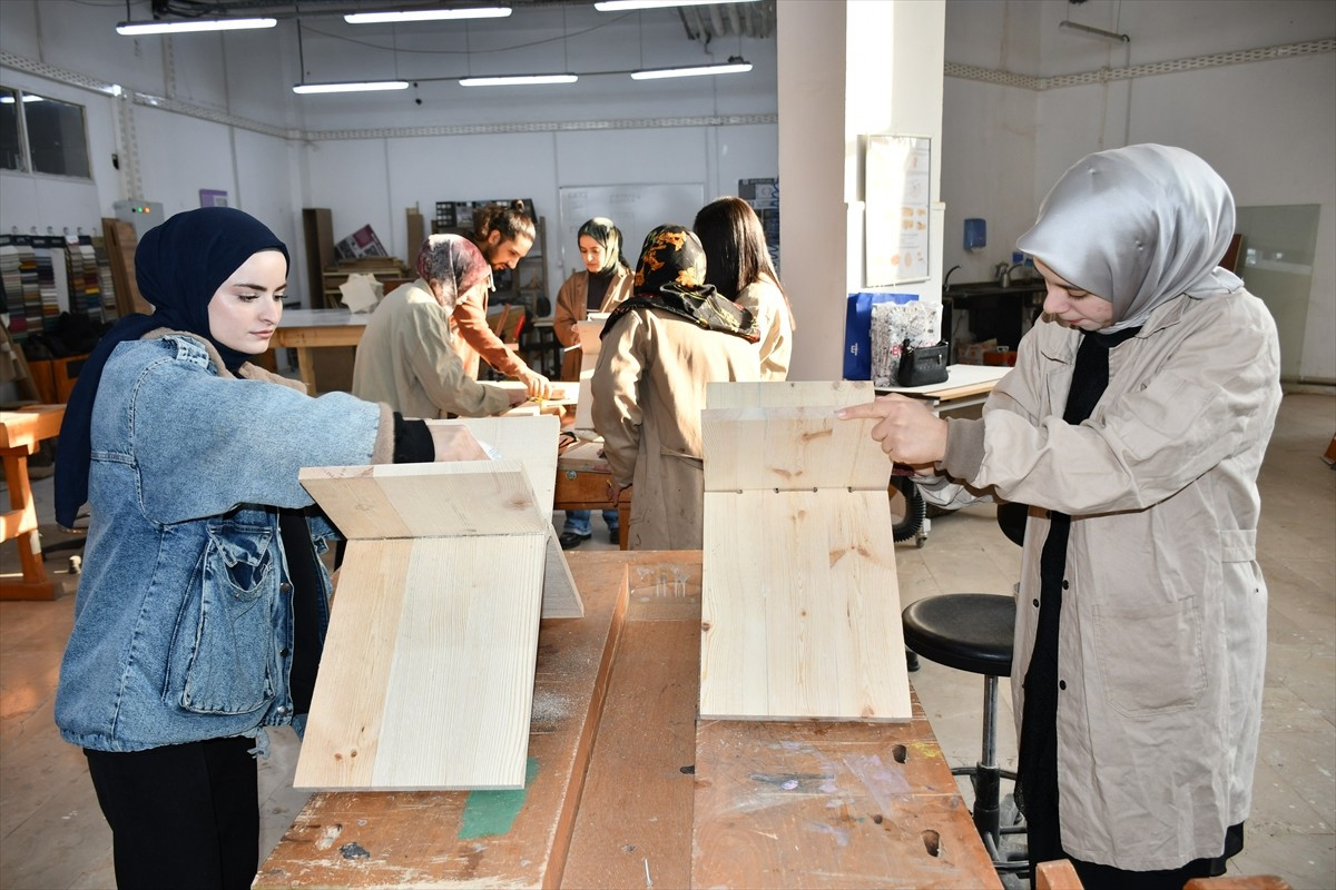 Üniversite öğrencilerinin eğitimlerini sürdürürken iş gücü piyasasına katılmaları, iş tecrübesi...