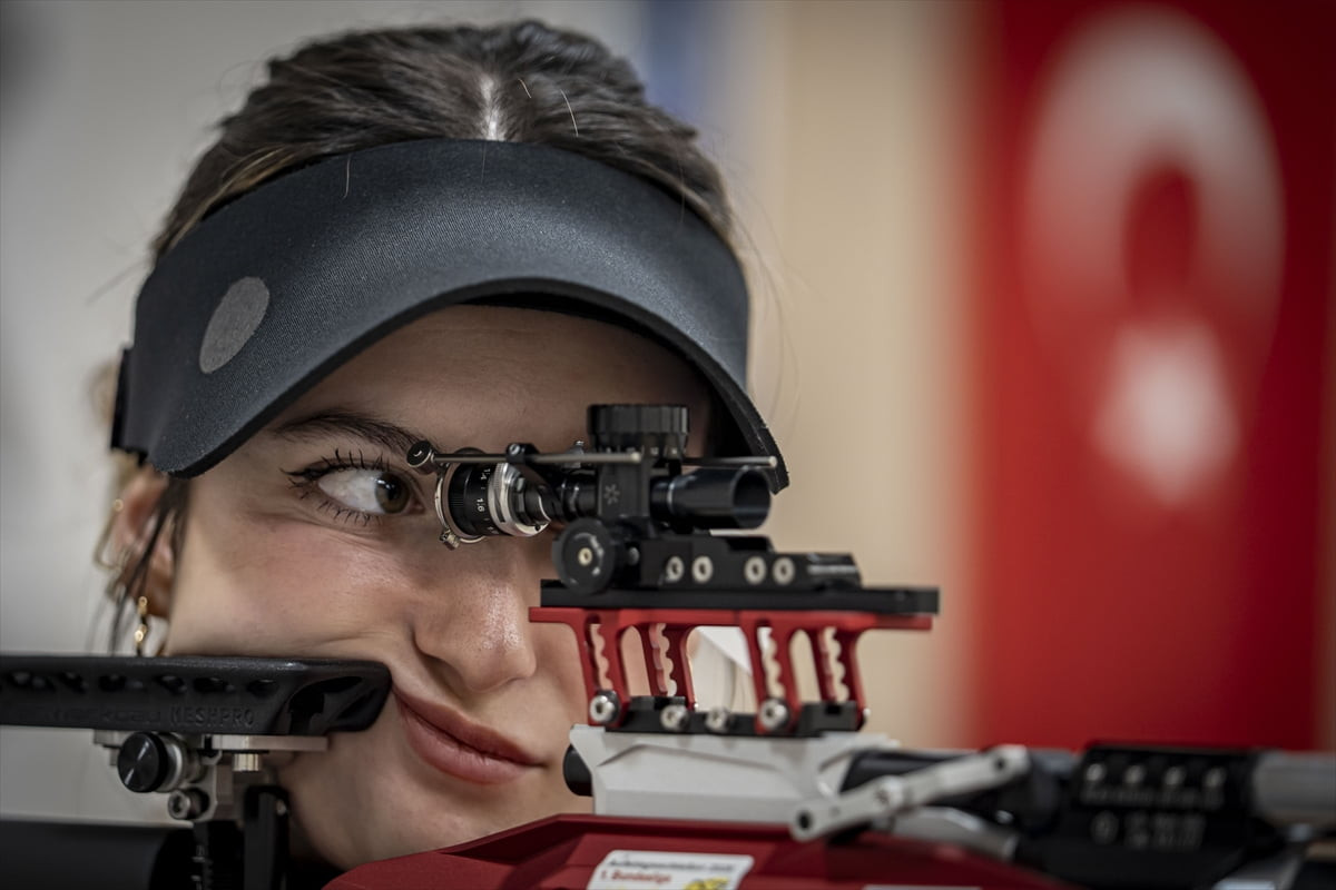 Üniversite yıllarında başladığı atıcılık sporunda kazandığı madalyalarla ilkleri başaran Damla...