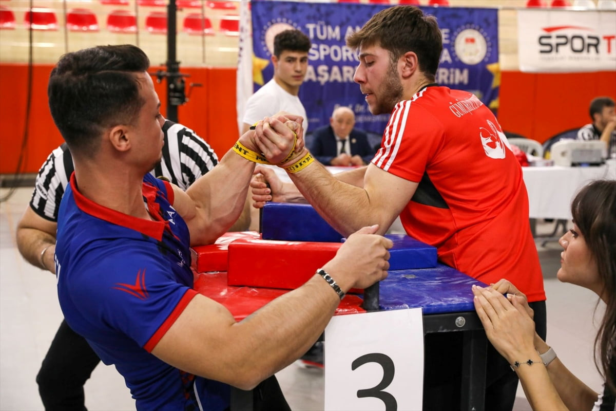 Üniversiteler Arası Bilek Güreşi Türkiye Şampiyonası, Burdur'da başladı. Türkiye Üniversite...