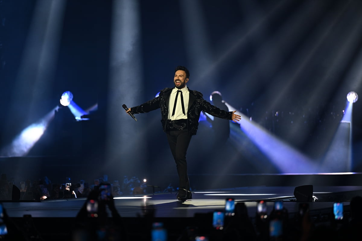 Ünlü şarkıcı Tarkan, yaklaşık 7 yıl aradan sonra İstanbul’daki ilk konserinde sevenleriyle...