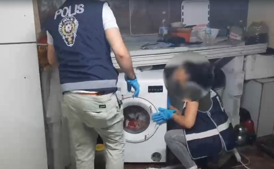 URLA İLÇESİNDE POLİS EKİPLERİNCE DÜZENLENEN EŞ ZAMANLI UYUŞTURUCU OPERASYONUNDA GÖZALTINA ALINAN 6...