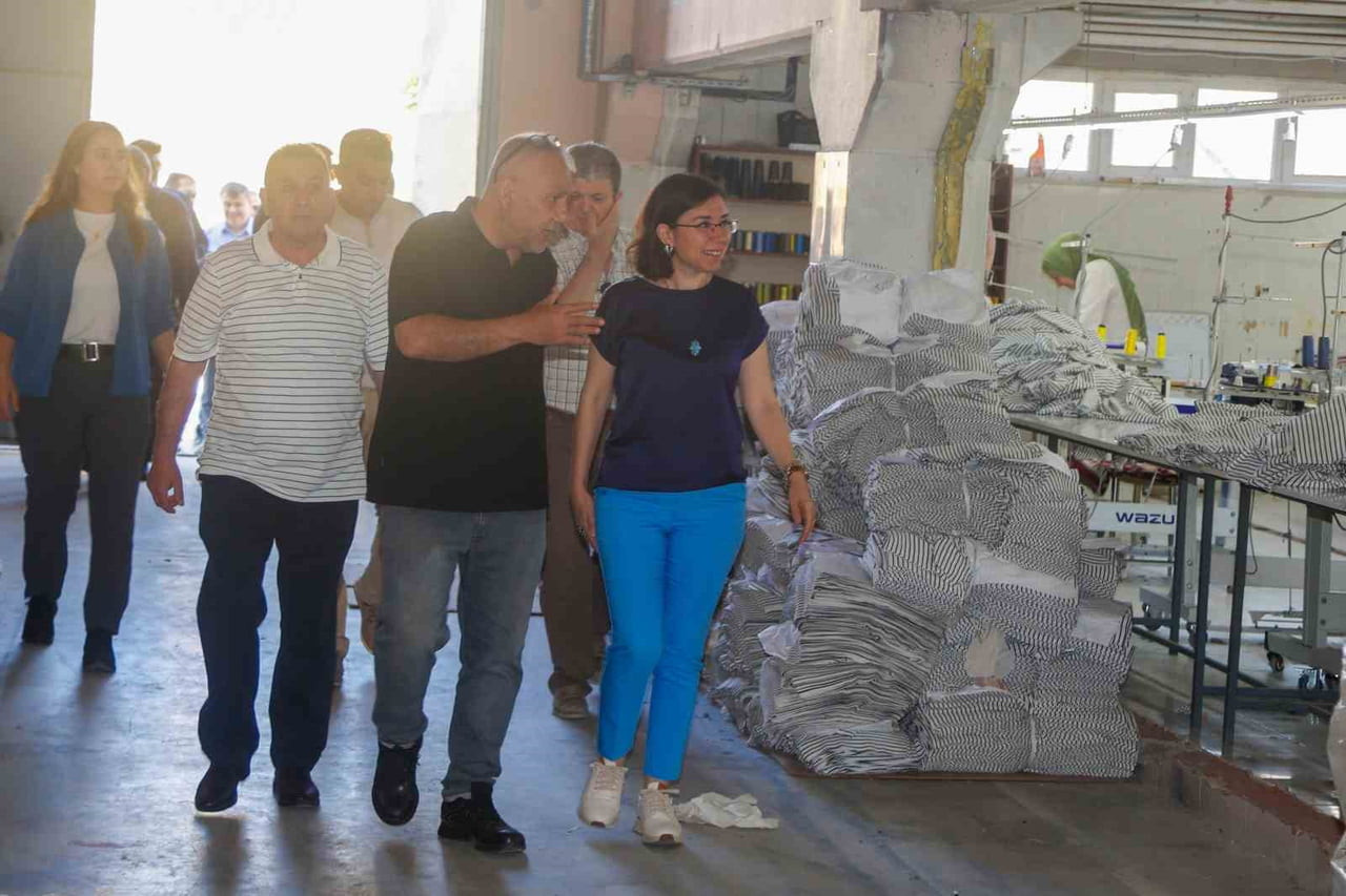 UŞAK BELEDİYE BAŞKAN VEKİLİ HATİCE TEREKECİ ÖZKAN, BERABERİNDEKİ HEYETLE BİRLİKTE TOKİ DOKUMACILAR...