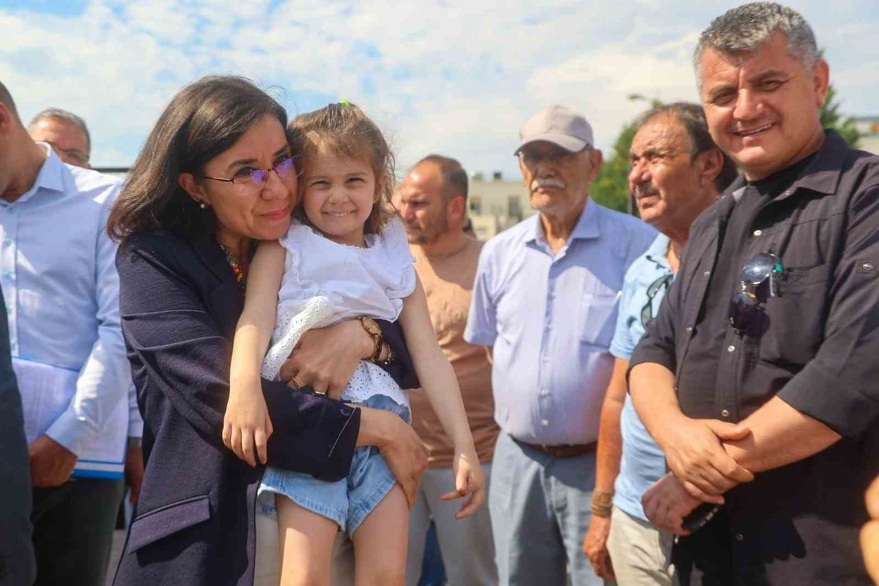 UŞAK BELEDİYE BAŞKAN VEKİLİ HATİCE TEREKECİ ÖZKAN, SARAYALTI OTOBÜS DURAĞI’NDA ŞOFÖR ESNAFIYLA BİR...