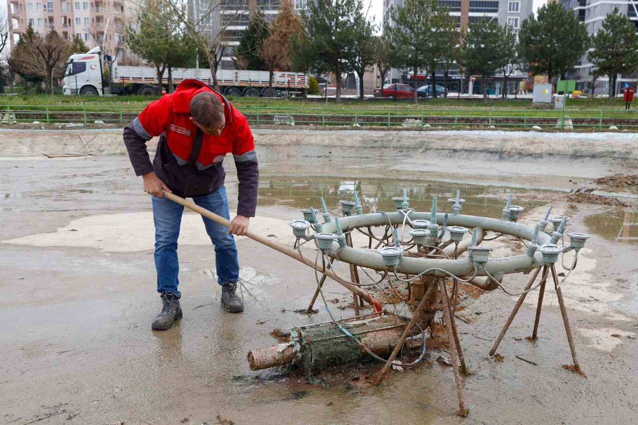 UŞAK BELEDİYESİ PARK VE BAHÇELER MÜDÜRLÜĞÜ EKİPLERİ, KENT GENELİNDEKİ PARKLARDA BAKIM, ONARIM VE...