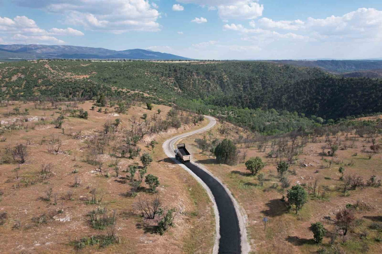 UŞAK İL ÖZEL İDARESİ, KIRSALDA ULAŞIM ALTYAPISINI GÜÇLENDİRMEK AMACIYLA KÖY YOLLARINDA ASFALT...