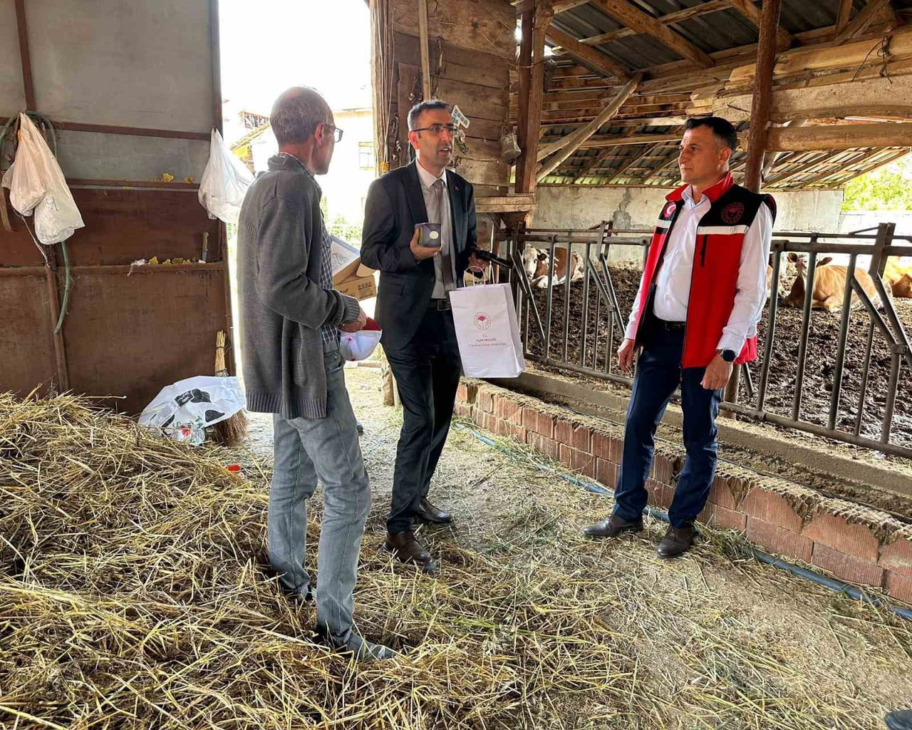 UŞAK İL TARIM VE ORMAN MÜDÜRÜ SERKAN BİLİR, TEKNİK PERSONELLERLE BİRLİKTE BÜYÜKBAŞ HAYVANCILIK...
